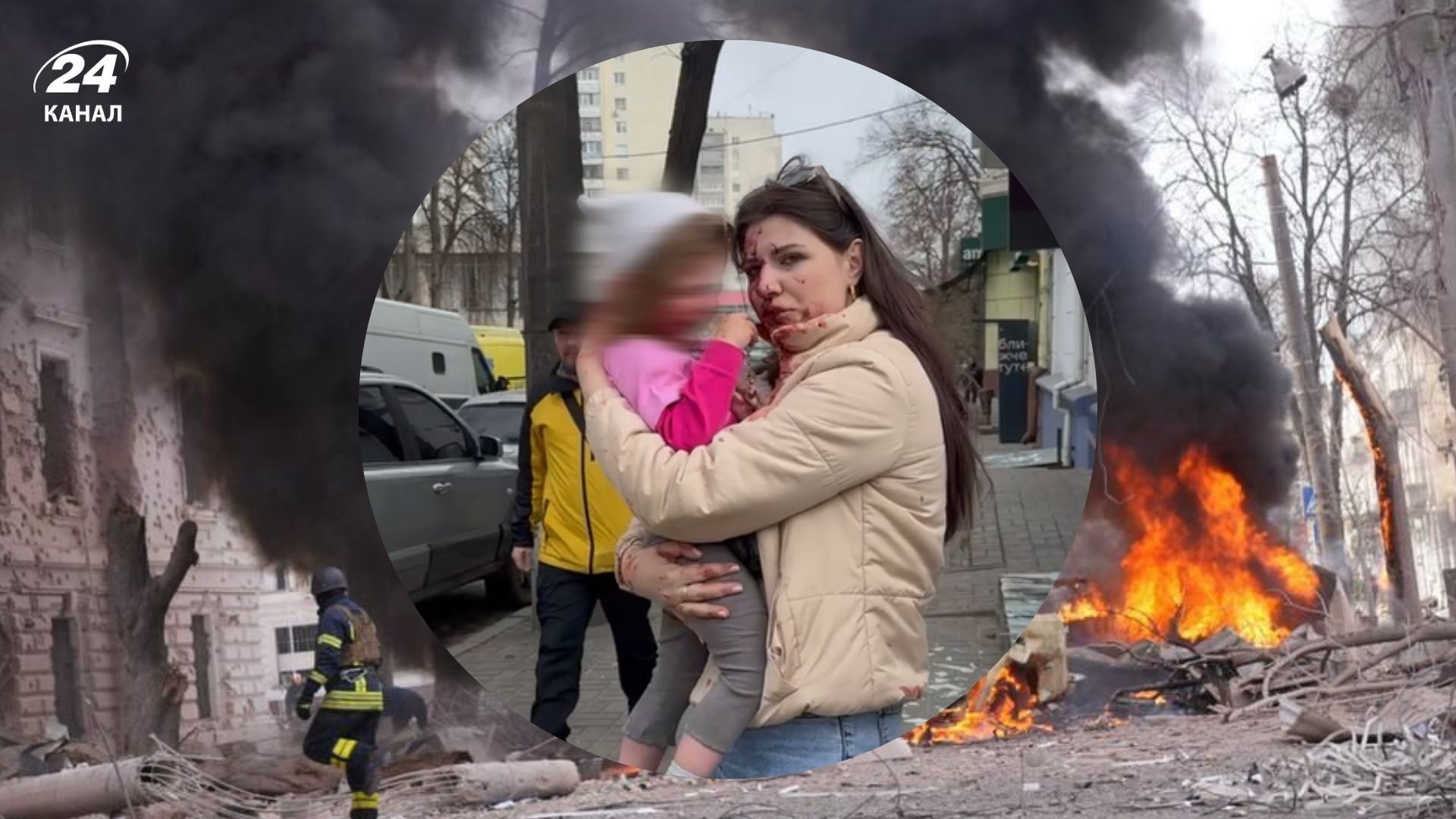 Жінка втішає доньку після атаки Росії Жінка втішає доньку після атаки Росії