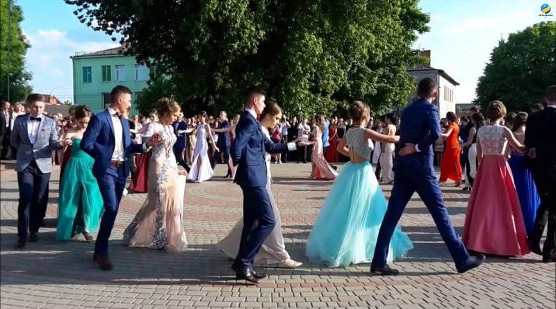 – Зібрати по 3 тисячі гривень на випускний і просто віддати їх? Робіть, що хочете, а я ні копійки не дам! – Ми вже мали бронювати дорогий ресторан для 11-класників, та раптом учні повідомили, що хочуть інакше святкувати. Такого ніхто не чекав і далеко не усім це сподобалось.