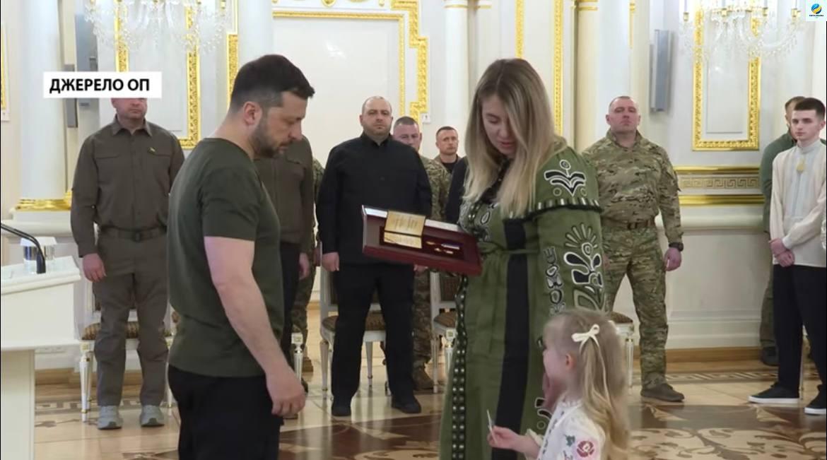 Гляньте, що СТАЛОСЬ під час нагородження! ЗЕЛЕНСЬКИЙ ледь стримав сльози.