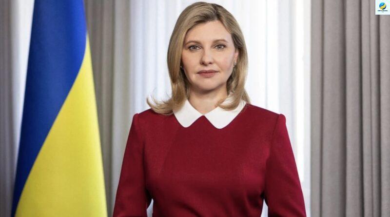Такою ми її ще не бачили: Олена Зеленська у вишневій сукні з білим коміром записала відеозвернення.