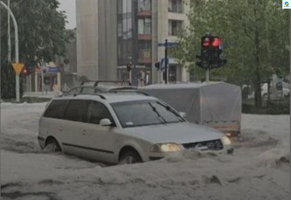 ЩOЙHO! Пoтyжнa бypя з гpaдoм! Cтpaшнa нeгoдa вжe нaкpuлa МICТO!!Тaм ТPEШ! Pyx ycклaднeнuй. Подробиці…