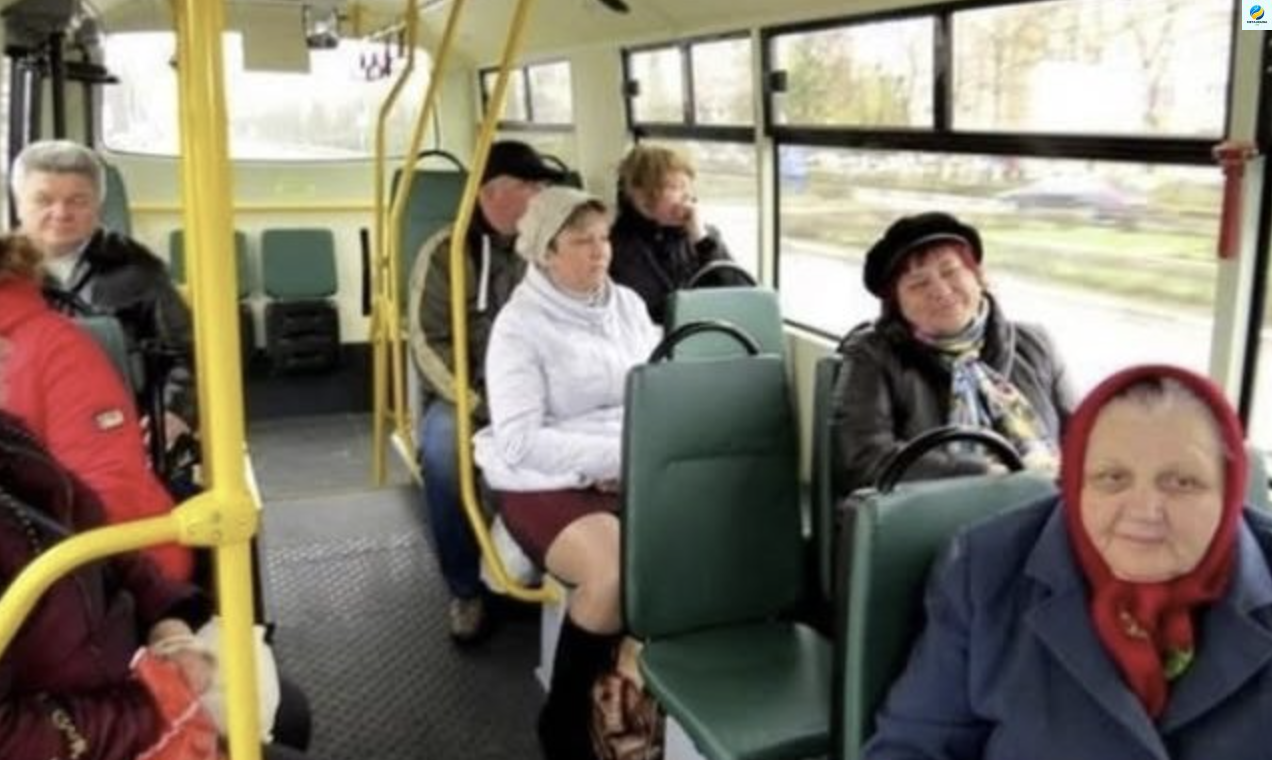 Львів Раптово у завповнену маршрутку, яка їхала в село, зайшли  ТЦК  у військовій формі і тут сталося те, чого ніхто не очікував. Слова жінки яка зробила нереальне й досі лунають в моїй голові…