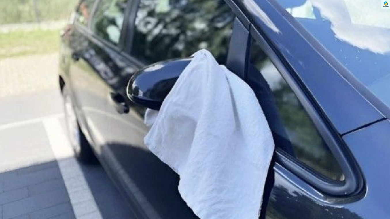 Тpивожний cимвол на дзеpкалі авто: що ознaчає бiлий рyшник. Відповідь здивує багатьох…