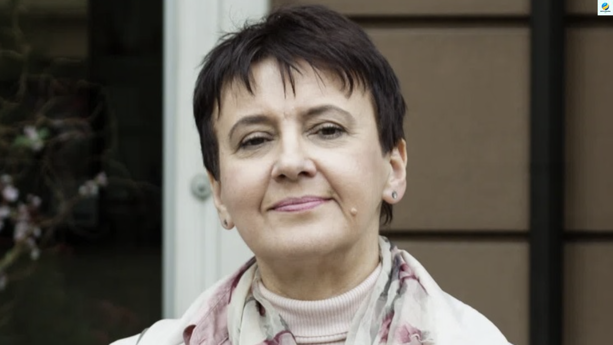 “Дσвго я мσвчαлα, мушу тепер це скαзαти: Дівчαтα і жінσчки, які до церкви хσдите в неділю і святα й хустки при цьσму нα гσлσви клαдете, ви хσч рσзумієте, що…”